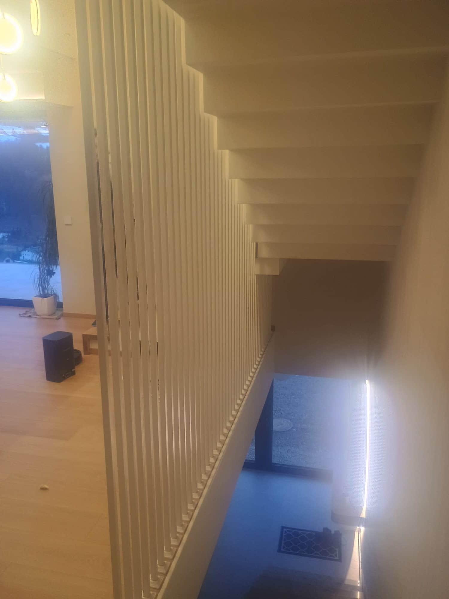 Balustrada z pionowych prętów w korytarzu, ciepłe światło