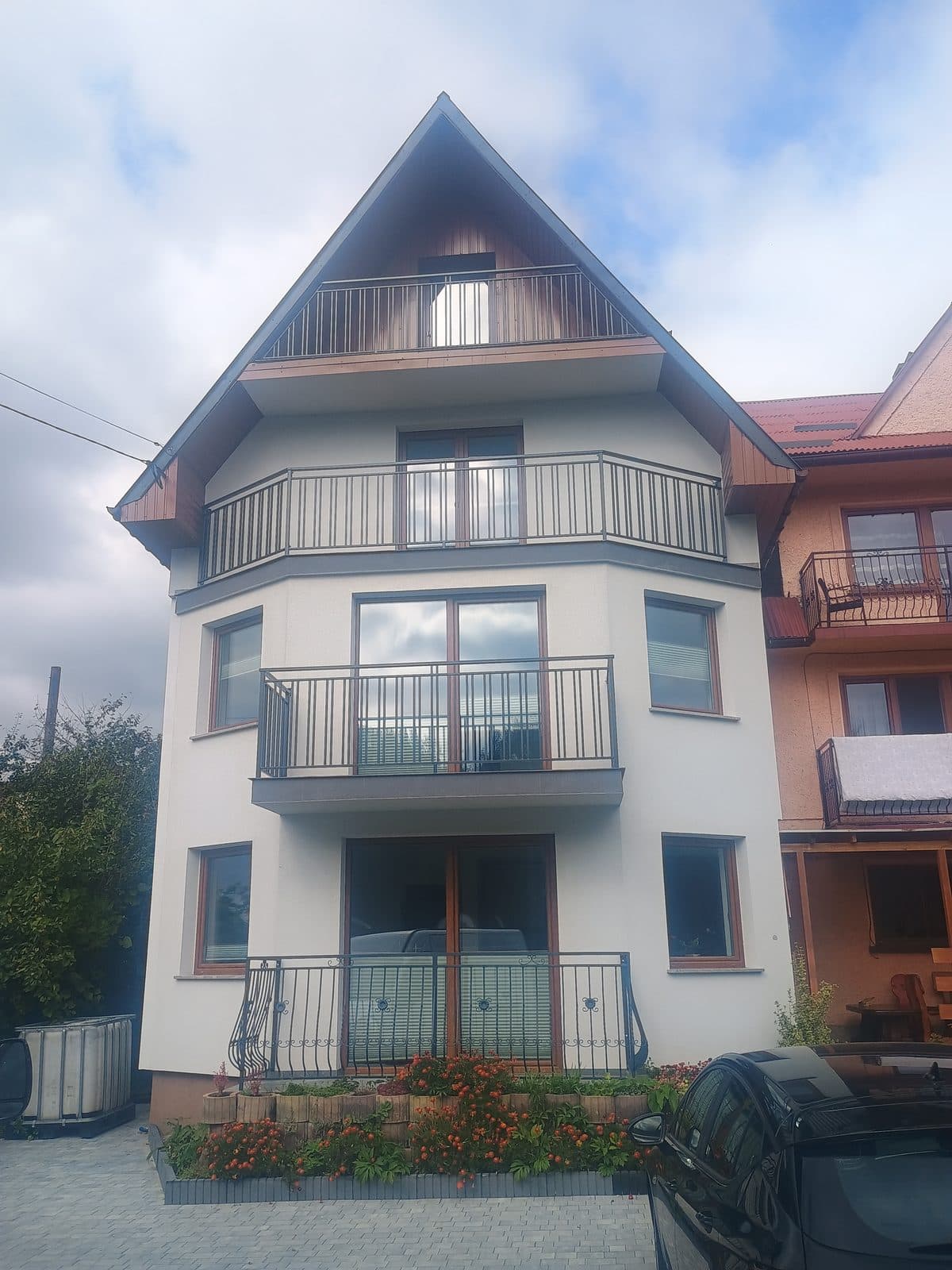 Stalowe balustrady balkonowe na nowoczesnym domu