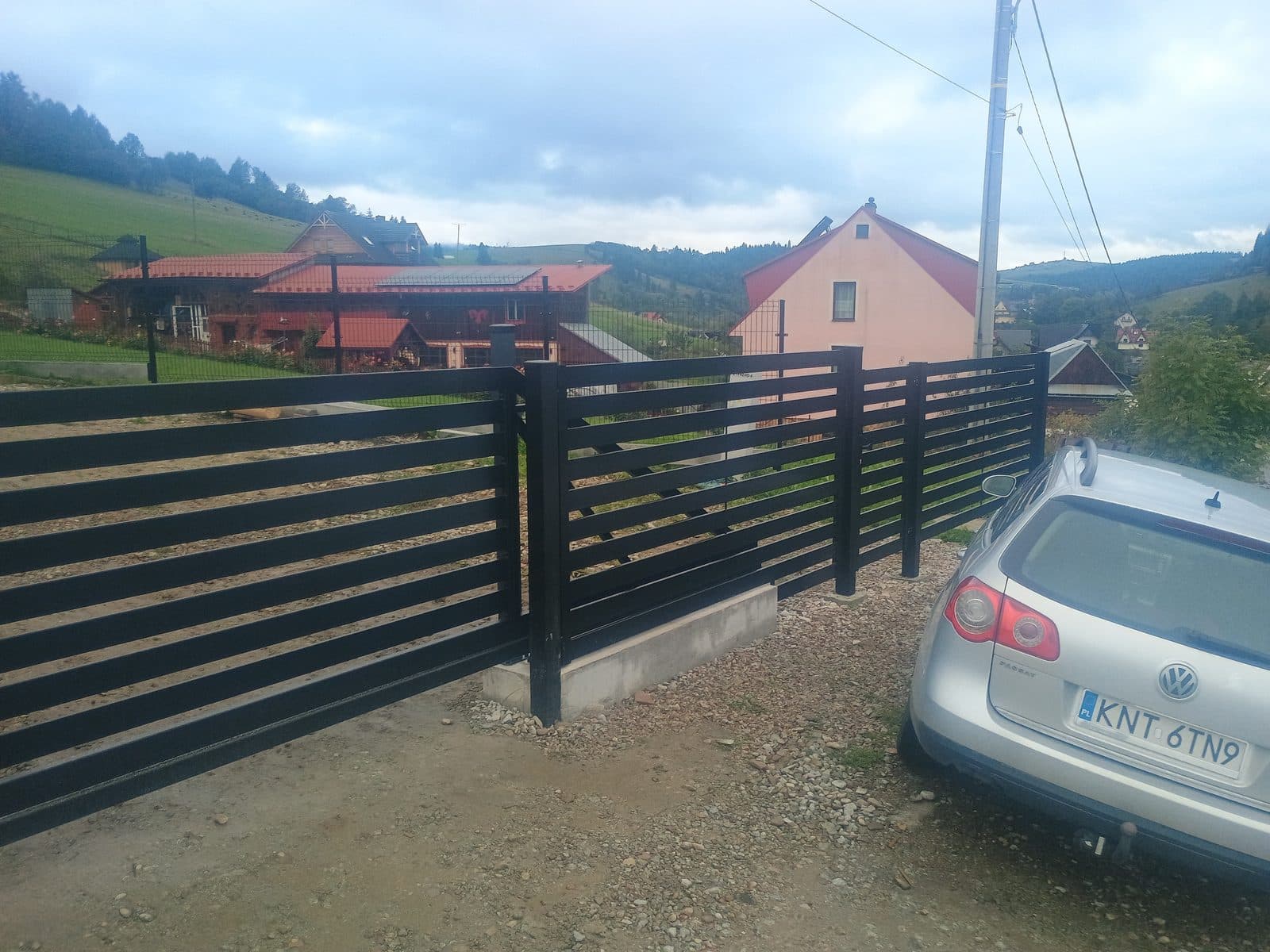 Nowoczesne ogrodzenie poziome w kolorze antracytu